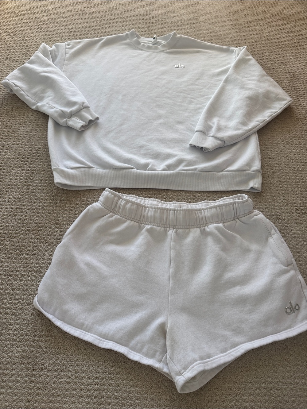 ALO Yoga White Accolade 2 Piece Set